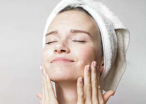 come detergere la pelle del viso